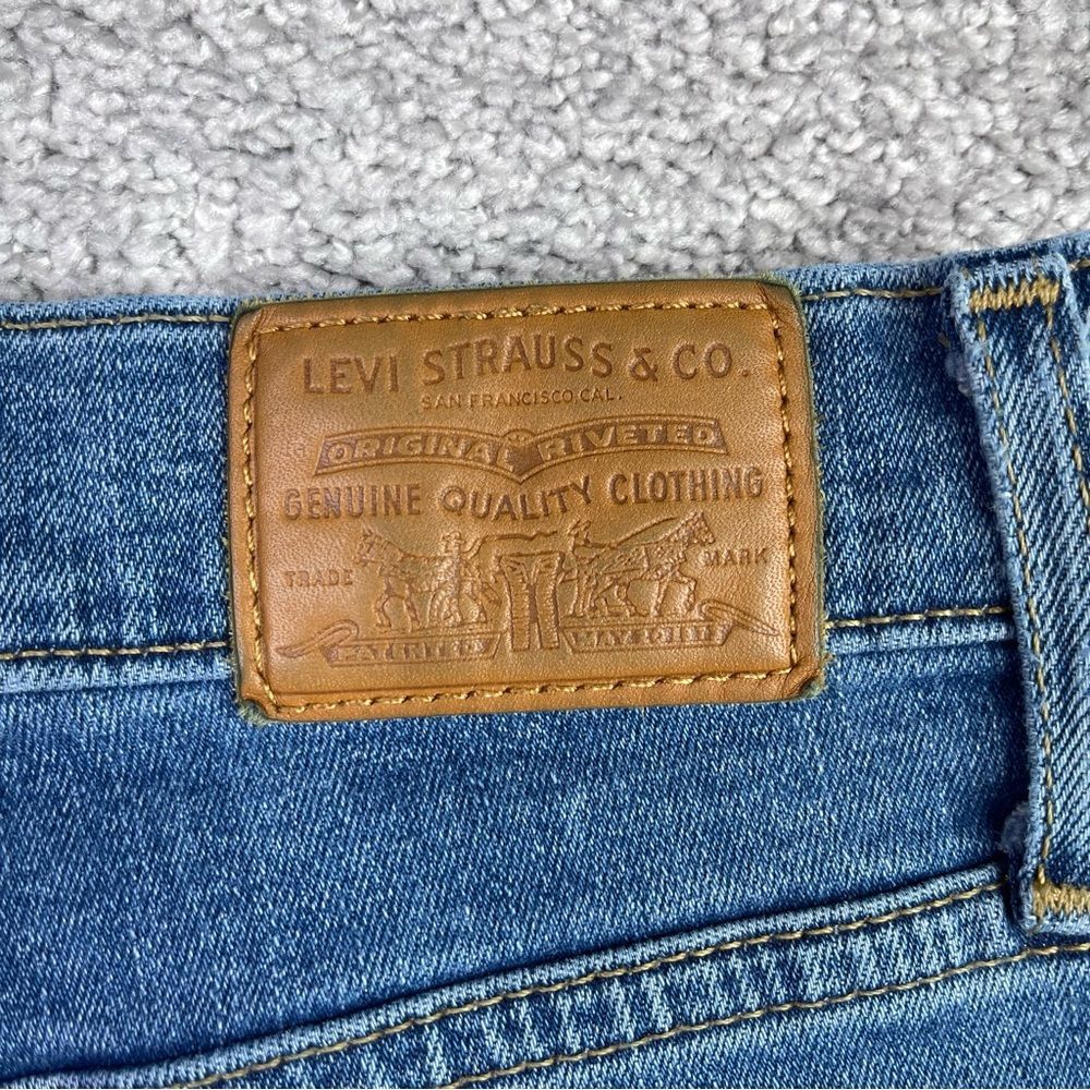 Levi's 724 Jeans Women's 27 Blue Straight High Rise Medium Wash Distressed - Picture 5 of 10